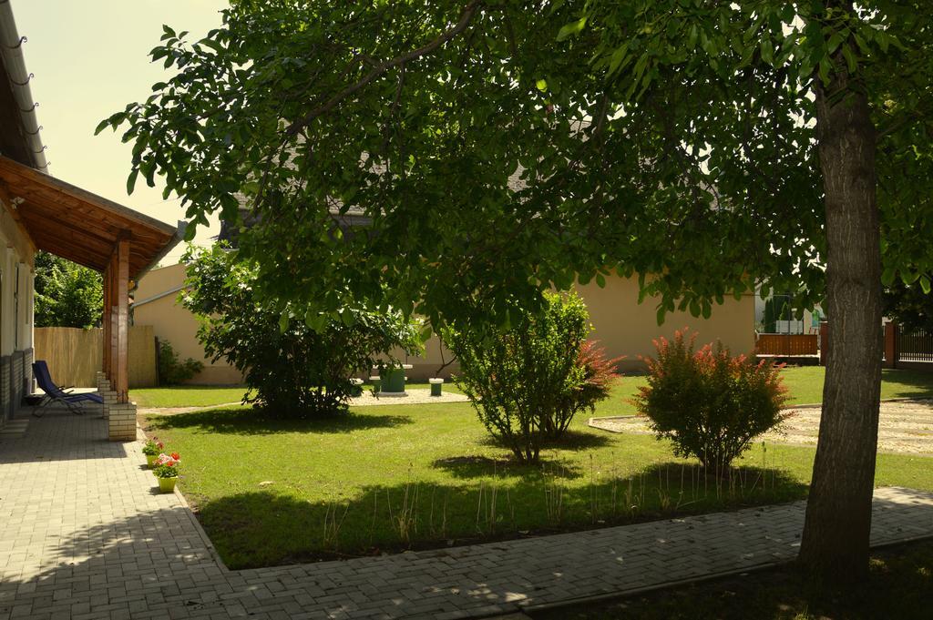 Tisza-Kert Apartmanok Tiszafured Exterior photo